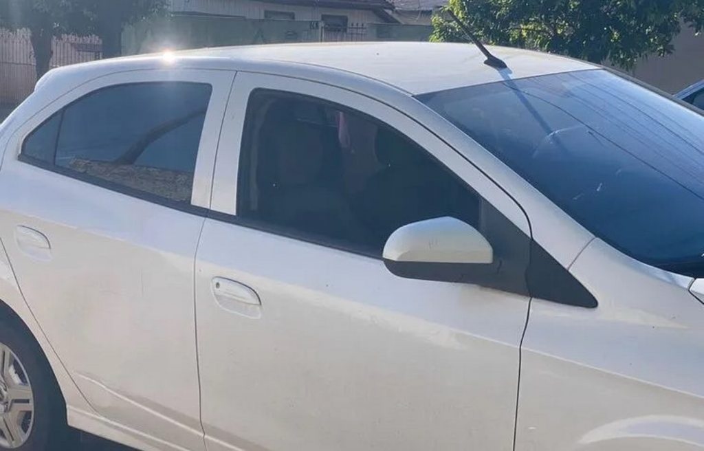 Policiais civis resgatam bebê preso dentro de carro em Apucarana
