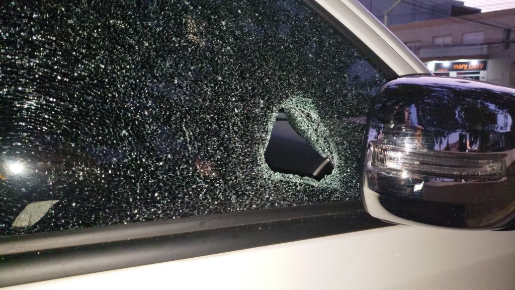 Mitsubishi tem janela quebrada em tentativa de furto no centro de Cascavel