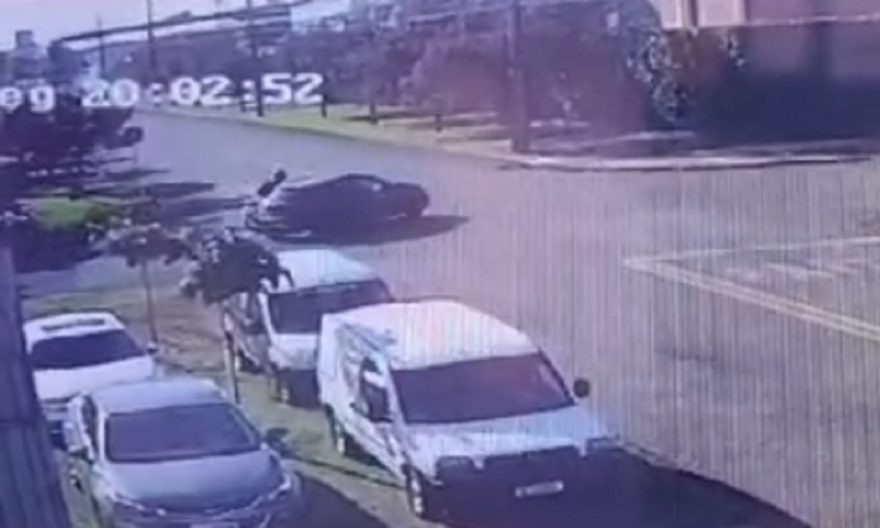 Vídeo mostra moto batendo em lateral de carro enquanto realizava ultrapassagem