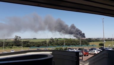 Imagem referente a Internautas registram densa fumaça durante incêndio em barracão de empresa na BR-277