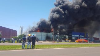 Grande incêndio destrói barracões de empresa localizada às margens da BR-277, em Cascavel