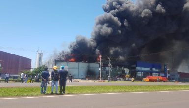 Imagem referente a Grande incêndio destrói barracões de empresa localizada às margens da BR-277, em Cascavel