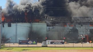 Samu atende 10 vítimas intoxicadas por fumaça em incêndio na BR-277 em Cascavel