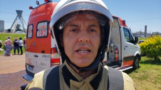 Bombeiros trabalham com risco de estrutura atingida por incêndio na BR-277 colapsar sobre os brigadistas