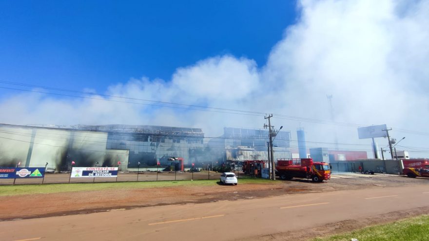Após mais de quatro horas, Corpo de Bombeiros segue com extinção de incêndio em empresa na BR-277