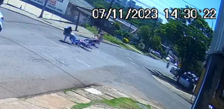 Veja batida entre duas motos na Rua Fortunato Bebber esquina com Rua Rio Negro