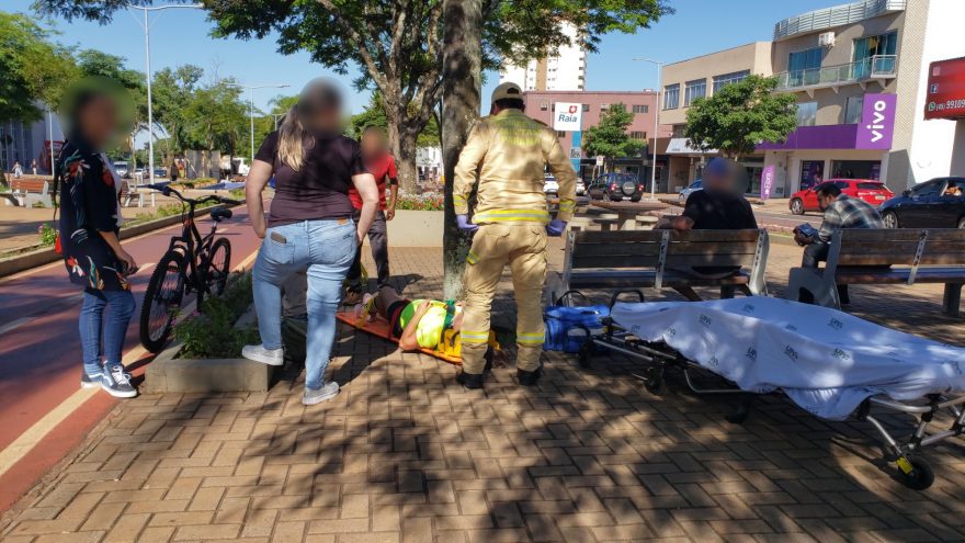 Mulher fica ferida ao cair de bicicleta na ciclovia na Avenida Brasil