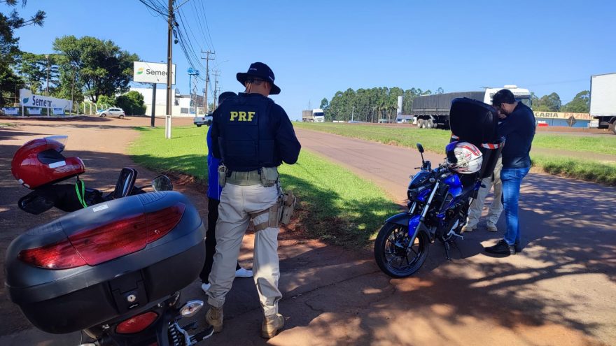 Motocicletas são abordadas durante ação de rotina da PRF