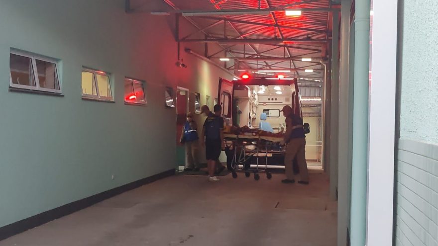 Criança fratura o braço em queda na Avenida Guaíra