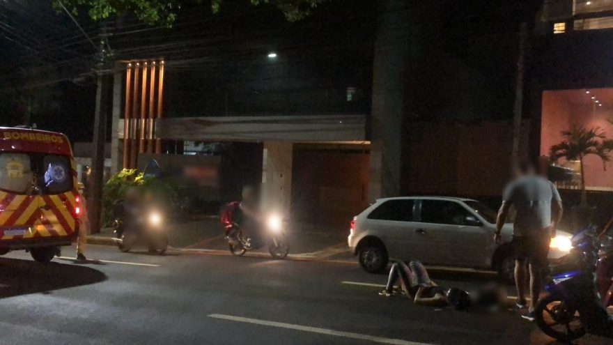 Mulher é socorrida após se envolver em acidente na Rua Recife no Centro