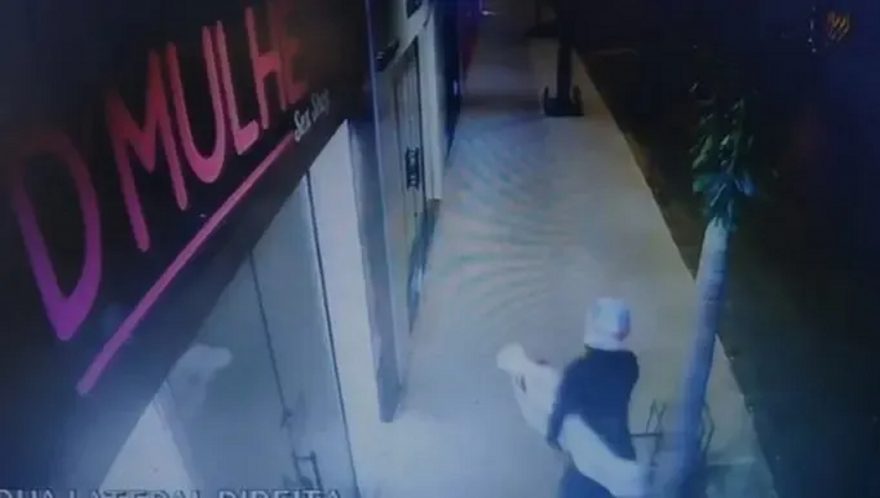 Homem furta lingerie de manequim de sex shop no Noroeste do Paraná