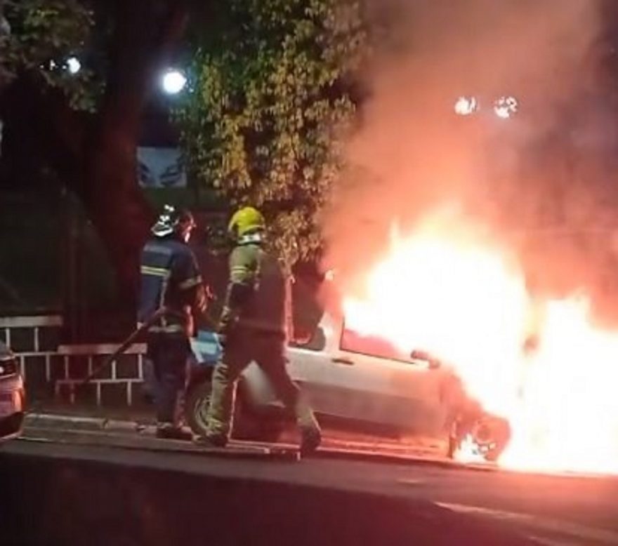 Fiat Strada é consumida por incêndio em Francisco Beltrão; veja vídeo