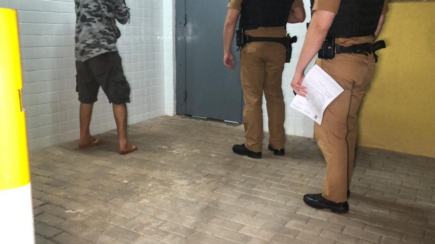 Homem usa faca para ameaçar a companheira e acaba detido pela PM
