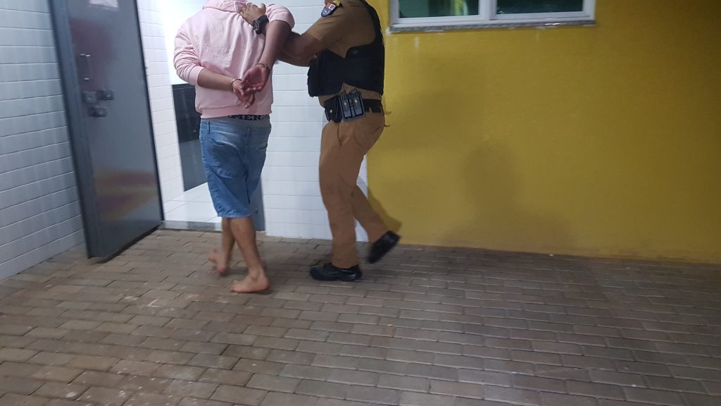 Indivíduo agride esposa com socos no rosto e puxão de cabelo e vai para na cadeia