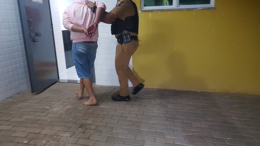 Indivíduo agride esposa com socos no rosto e puxão de cabelo e vai para na cadeia
