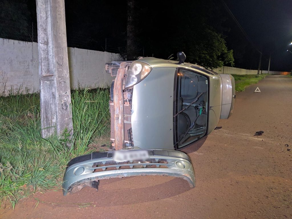 Clio fica tombado após acidente e condutor abandona o carro ligado no Jardim Alvorada