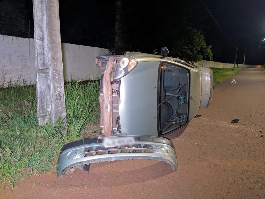 Clio fica tombado após acidente e condutor abandona o carro ligado no Jardim Alvorada