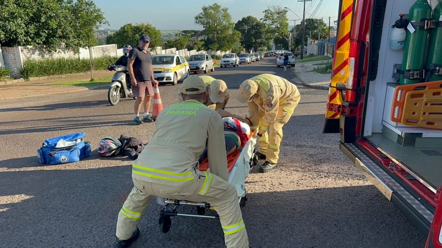 Jovem fica ferida em acidente entre moto e carro no bairro São Cristóvão