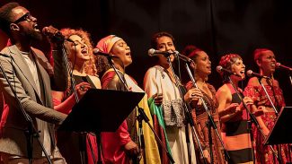 Orquestra que reúne brasileiros e refugiados se apresenta em Brasília