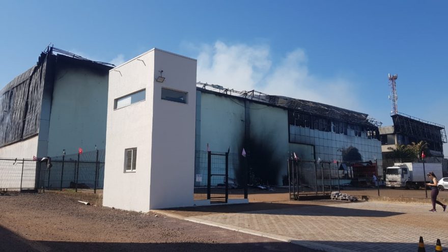 Fumaça ainda é avistada no interior de empresas incendiadas na BR-277