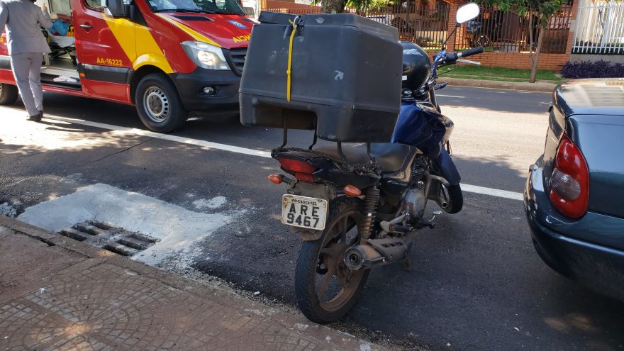 Motociclista fica ferido após ser atingido por Saveiro na Rua Presidente Kennedy