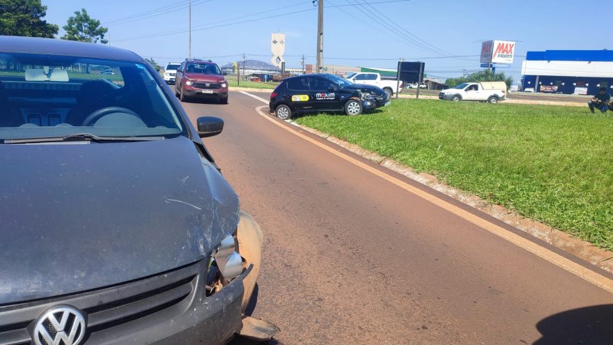 Carros se envolvem em colisão no Trevo do Guarujá, em Cascavel