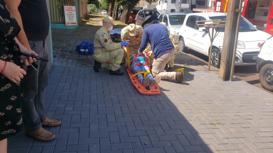 Mulher é atropelada por Sandero na Rua Presidente Bernardes