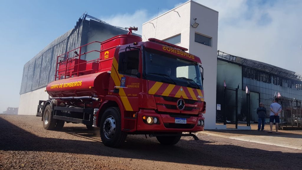 Bombeiros atualizam informações sobre o combate ao incêndio em empresa distribuidora de alimentos