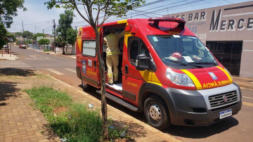 Mulher tem queda de pressão e sofre queda na calçada
