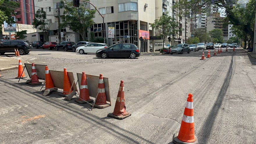 Rua Minas Gerais é bloqueada para obras e trânsito fica caótico