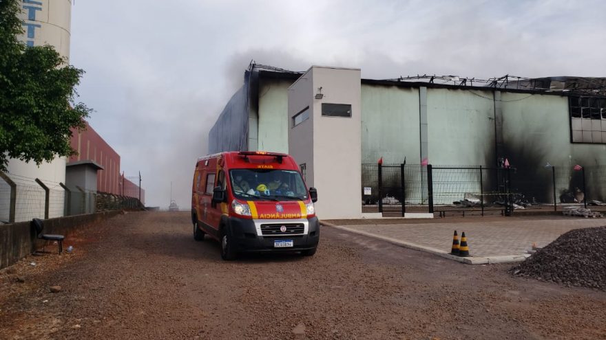 Bombeiro é socorrido após passar mal durante combate ao incêndio em empresas na BR-277