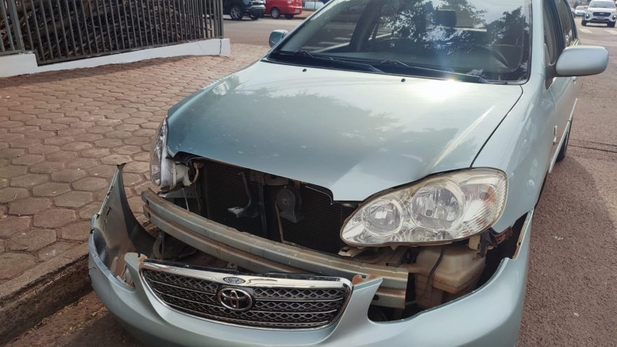 Corolla perde o para-choque em acidente com Corsa no Bairro Neva