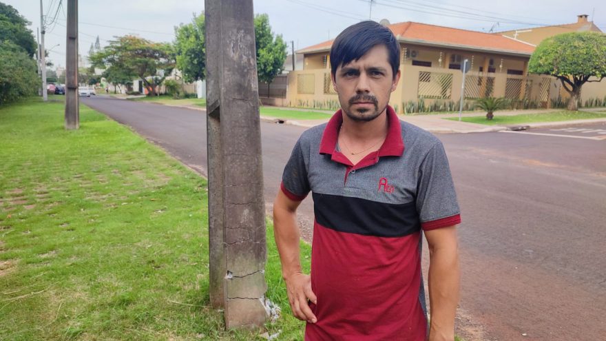 Internauta pede ajuda para que poste que está prestes a cair seja trocado