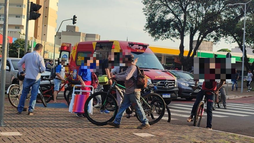 Ciclista fica ferido em acidente na Avenida Brasil