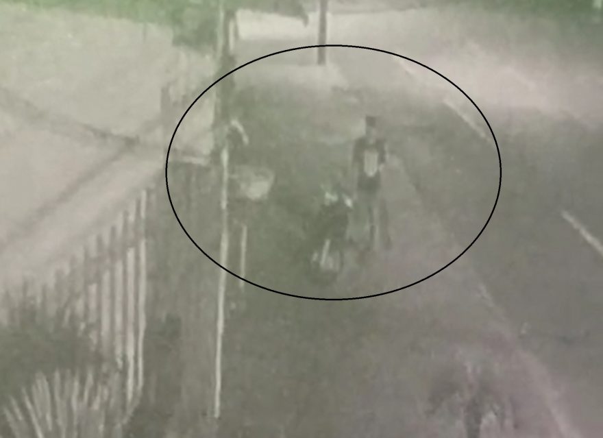 Câmera registra furto de moto Honda Biz no Parque São Paulo