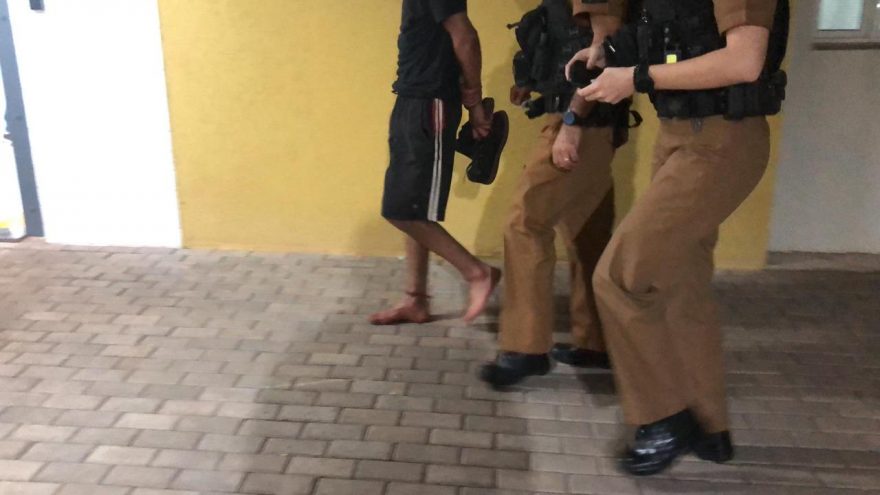 Homem é contido por populares ao roubar celular no Centro