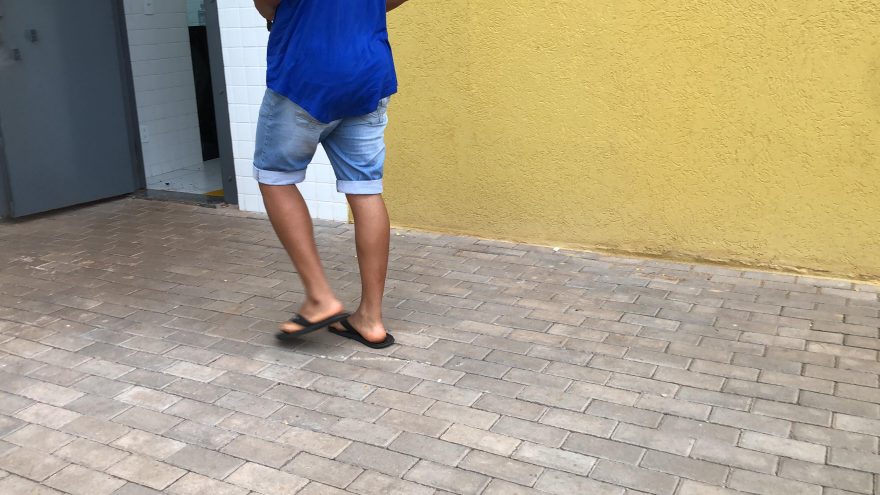 Mulher afirma que foi abusada enquanto dormia, após tomar remédio; homem nega fato e denuncia agressão