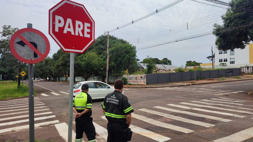 Após vários acidentes na Rua Rio de Janeiro com Rua Eduardo Tadeu Milani, Transitar realiza ação no cruzamento