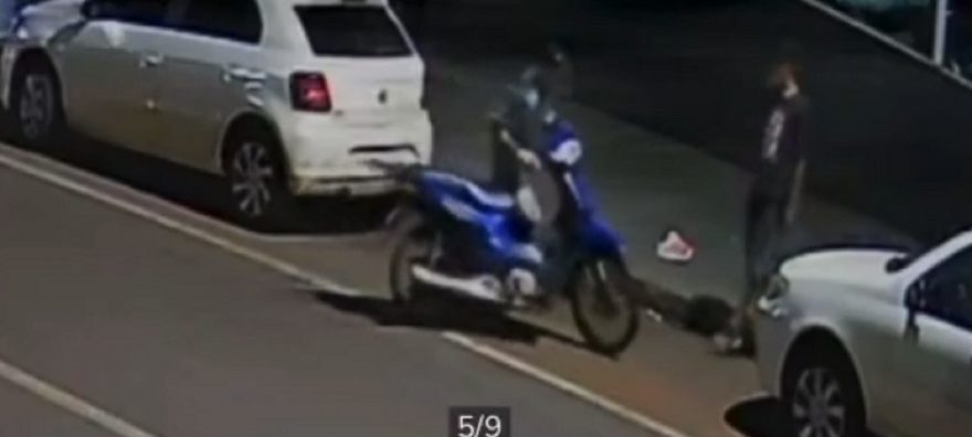 Homem é flagrado furtando moto na Rua Cuiabá