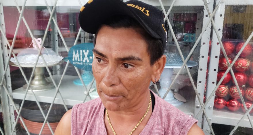 Debaixo de chuva, mulheres são despejadas e precisam de ajuda