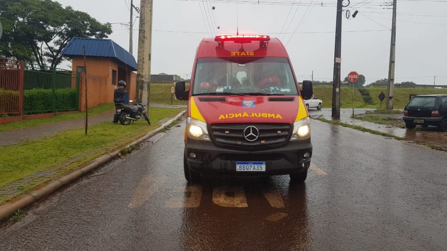 Jovem fica ferida ao sofrer queda de moto na Avenida Corbélia