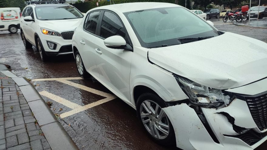 Peugeot e Kia Sorento se envolvem em colisão no cruzamento da Rua Mato Grosso e Voluntários da Pátria