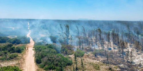 Imagem referente a Incêndio atinge parque natural em Arraial do Cabo, no Rio de Janeiro