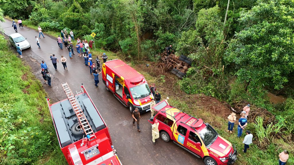 Morre motorista que ficou preso à cabine de caminhão submerso em riacho após acidente