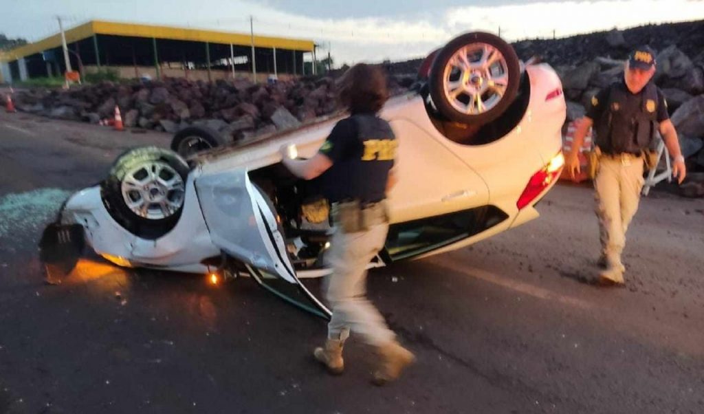 Mulher fica ferida ao capotar o Ford Focus na entrada de Marechal Rondon