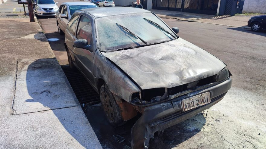 Carro tem parte do motor destruída por incêndio no Centro de Cascavel