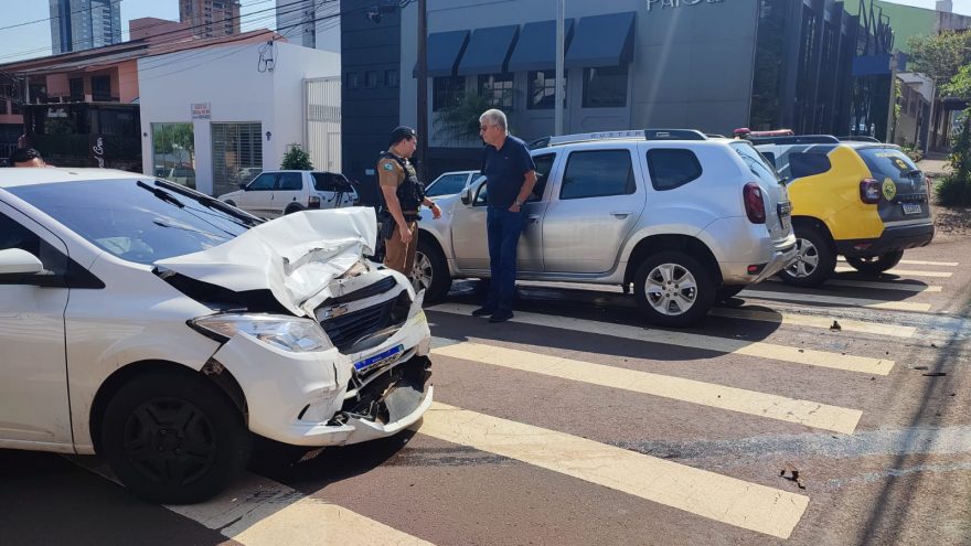 Onix e Duster ficam destruídos em acidente no Centro