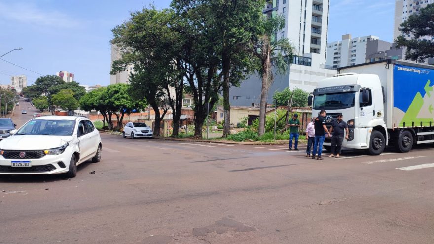 Caminhão e Fiat Argo se envolvem em colisão no Centro de Cascavel