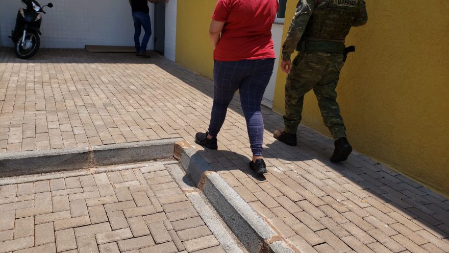 Mulher é presa tentando transportar 24 tabletes de maconha