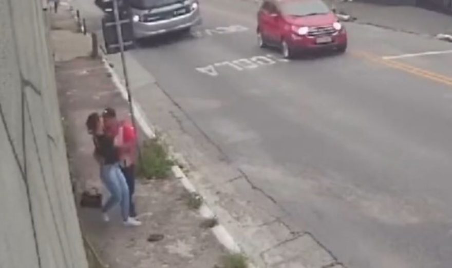 Vídeo: Motorista de ônibus evita estupro e auxilia vítima